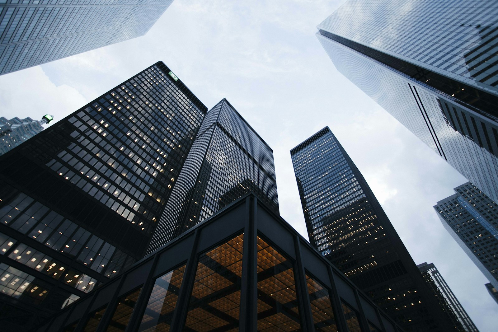 Arquitetura corporativa em vidro vista de baixo